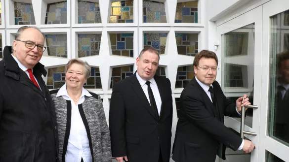 Detlef P. Junge (Seniorenbeauftragter), Gemeindemitglied Margitta Dummann und Ulrich Wiesemann (von links) sind dabei, als Gemeindeleiter Stephan Falk die Tür abschließt. - © Guntmar Wolff