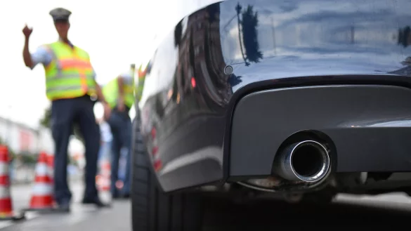 Illegale Autorennen lassen sich durch Verkehrskontrollen kaum pr&auml;ventiv bek&auml;mpfen. Die Fahrer hochmotorisierter Wagen &ndash; oft sind es Mercedes AMG, die M-Serie von BMW oder die RS-Modelle von Audi &ndash; treffen sich oft spontan an Ampeln und Kreuzungen. - &copy; Symbolfoto: picture alliance / dpa