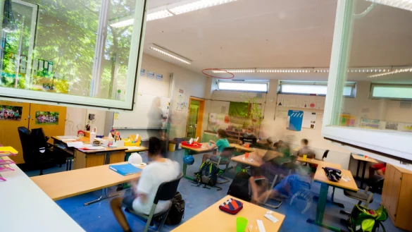 Sch&uuml;ler einer gemischten Klasse der Stufen 4-6 sitzen an der Fritz-Karsen-Schule im Berliner Ortsteil Britz im Klassenzimmer. (Aufnahme mit Langzeitbelichtung) F&uuml;r die letzten zwei Wochen vor den Sommerferien gibt es in der Hauptstadt noch einmal Pr&auml;senzunterricht mit allen Sch&uuml;lerinnen und Sch&uuml;lern. - &copy; Christoph Soeder/dpa