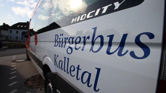 Mit maximal acht Fahrg&auml;sten &uuml;ber die D&ouml;rfer: Der B&uuml;rgerbus Kalletal &ndash; hier auf dem Kalletaler Rathaus-Parkplatz &ndash; ist seit 30 Jahren in der Gemeinde unterwegs und sichert die Mobilit&auml;t in vielen Ortsteilen. - &copy; Jens Rademacher