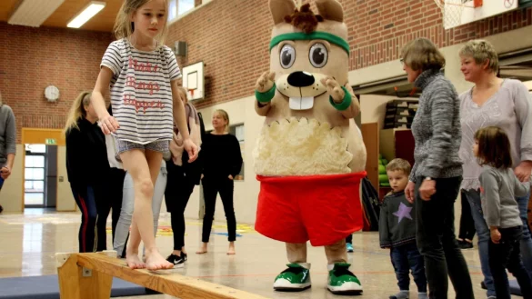 Eine Teilnehmerin des Familiensporttages balanciert &uuml;ber eine Bank. - &copy; Stadt Detmold