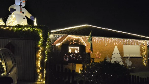 Auf der Garage thront ein Schneemann, direkt neben ihm schauen aus dem Spielhaus der Kinder ein Weihnachts- und ein Schneemann heraus. Um das gesamte Haus herum ziehen sich Lichterketten und immer wieder neue weihnachtliche Eindr&uuml;cke. Fotos: Karin Prignitz - &copy; Karin Prignitz