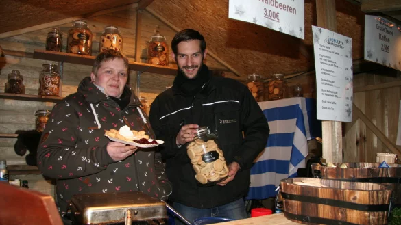 Verkäuferin Stefanie Brakemeier und Organisator Kai-Daniel Schmidt zeigen die traditionellen skandinavischen Kekse und Waffeln - © Julia Kube