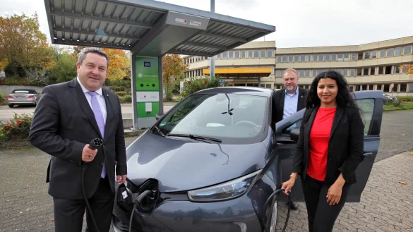 Strom aus Photovoltaik: Die Stromtankstelle steht vor dem Stra&szlig;enverkehrsamt. Auf dem Dach des Carports sind die Solarmodule montiert. - &copy; Bernhard Preuss