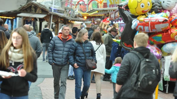 Schlendern erw&uuml;nscht: Beim Martini-Markt in Lage gibt es viel zu gucken und zu kaufen.&nbsp; - &copy; Nicole Ellerbrake