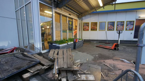 Nach dem noch glimpflich ausgegangenen Zwischenfall laufen die Aufr&auml;umarbeiten. - &copy; Jost Wolf