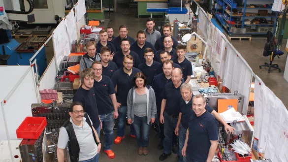 Feiern gemeinsam: Frank Uhlig (vorne, rechts) und Klaus Siekmann (vorne, links) freuen sich mit ihren Mitarbeitern über den 25. Geburtstag des Betriebs. - © Tobias Schneider