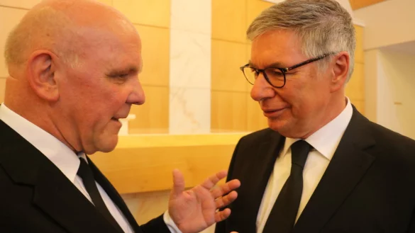 Haben einiges zu besprechen: Peter Johanning (links), Pressesprecher der Neuapostolischen Kirche, und Kurt Messmann, Leiter des Kirchenbezirks Detmold. - &copy; Guntmar Wolff