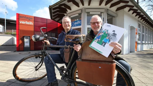 Die Verkehrswende in der Tasche: (von links) Manfred Wiehenkamp, Vorsitzender des ADFC in Lippe, und Werner Kloppmann, Fachgebietsleiter Radverkehr im ADFC, haben passende Tipps parat. - &copy; Bernhard Preuss