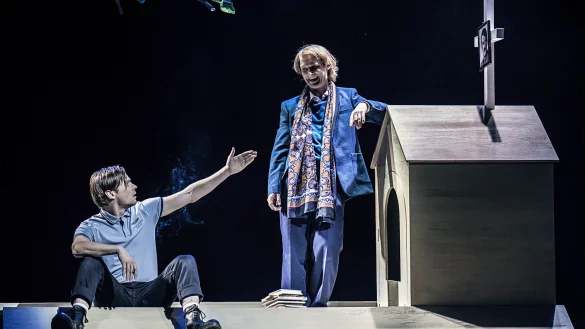 Andr&eacute; Lassen (Adam, hinten) und Heiner Junghans (Ivan) w&auml;hrend einer Szene aus Adam's &Auml;pfel. - &copy; Landestheater Detmold