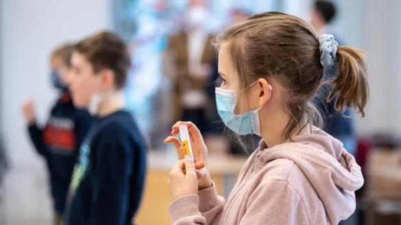 Lollitests in Grundschulen: Sind sehr sicher und praktikabel, kosten an vielen Schulen aber zu viel Zeit. - &copy; dpa