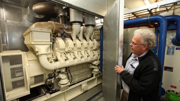 Notstrom: Wenn die Spannung abf&auml;llt, springt nach wenigen Sekunden dieser dicke Diesel-Generator ein, erkl&auml;rt technischer Leiter Carsten Bartels. - &copy; Sewing