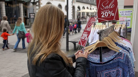 Der Detmolder Einzelhandel ist mit dem bisherigen Verlauf des Schlussverkaufs zufrieden. F&uuml;r Schn&auml;ppchenj&auml;ger gibt es in der Innenstadt einiges zu finden. - &copy; Bernhard Preu&szlig;