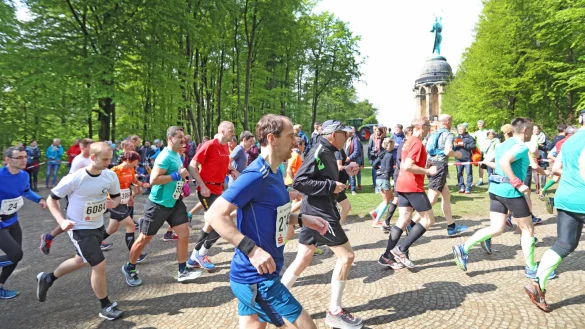 Nicht im April, aber im Herbst 2021 werden sich hoffentlich tausende Laufbegeisterte am Hermannsdenkmal in Detmold versammeln und sich auf den 31,1 Kilometer langen Weg nach Bielefeld machen. - © Sarah Jonek