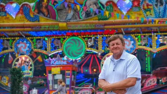 Schausteller Klaus Rasch freut sich &uuml;ber Stammkunden, die extra f&uuml;r seinen Musik Shop nach Bielefeld kommen. - &copy; Foto: Andreas Zobe/NW