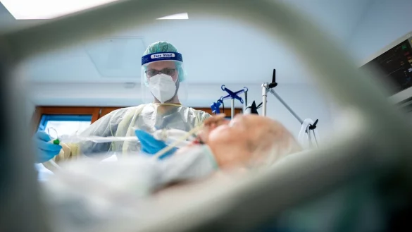 Auf Intensivstationen in OWL müssen aktuell 16 Covid-19-Patienten versorgt werden. Die meisten sind Langzeitpatienten. Zwei davon behandelt Intensivmediziner Bernd Schönhofer im EvKB.  - © dpa/EvKB