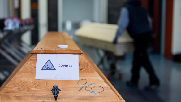 9.699 Menschen sind in NRW bislang an einer Covid-19-Erkrankung gestorben. 4.070 Menschen davon lebten in Pflegeheimen. - &copy; picture alliance