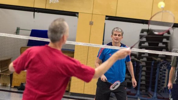 Redakteur Martin Hostert beim Badminton in Brake - © Torben Gocke