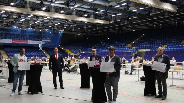 Landrat Dr. Axel Lehmann (Zweiter von links) gratulierte auf Distanz den Gewinnern des Heimatpreises. Florian Schalovsky (von links), Olaf Henning, Ilsemarie B&uuml;scher und G&uuml;nther Wiemann nahmen ihn gestern in Lemgo entgegen. - &copy; Astrid Sewing