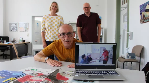 August Buskies (vorne) hei&szlig;t im Film Thomas Schmidt. Er erkl&auml;rt in einfacher Sprache, was man beim W&auml;hlen beachten muss. Der 57-J&auml;hrige setzt sich f&uuml;r Menschen mit Behinderung ein. Sonja Wagener und Stephan Wieners haben das Projekt mit organisiert. - &copy; Astrid Sewing