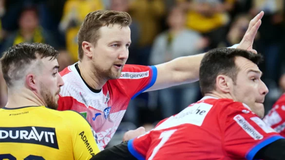 Mittendrin: Gemeinsam mit Isaias Guardiola (rechts) schirmt Evars Klesniks seinen Ex-Kollegen Jannik Kohlbacher ab. - &copy; J&ouml;rg Hagemann