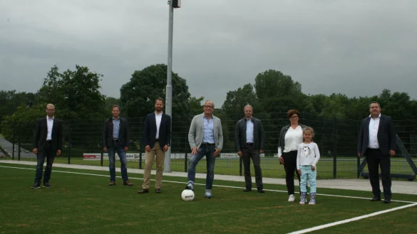 Einweihung Kleinspielfeld Alverdissen: (von links) LEADER-Manager Borris Ortmeier, Markus Sundermann (Sponsor), Martin Denker (Regionalleiter Sparkasse Paderborn-Detmold als Sponsor), Thomas Schwekendiek (Vereinsvorsitzender TBV JAHN Alverdissen), Uwe Sch&uuml;nemann (Stadt Barntrup als Sponsor), Anna Schwekendiek mit Tochter Alicia (Gesch&auml;ftsf&uuml;hrerin TBV JAHN Alverdissen) und Landrat Dr. Axel Lehmann. - &copy; Sylvia Frevert(LZ)