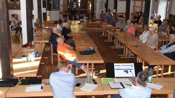 Trotz kleinerer Runde suchen die B&uuml;rgerinnen und B&uuml;rger in der Burgscheune weiter nach L&ouml;sungen im Kampf gegen M&uuml;ll, L&auml;rm und Kriminalit&auml;t in der Horner Innenstadt. - &copy; Raphael Bartling