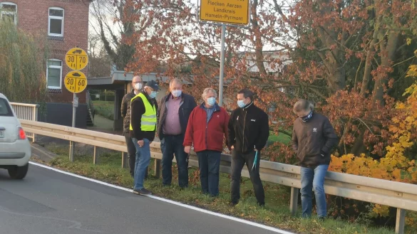 Unzufrieden und sorgenvoll blicken die Anwohner von Reinerbeck auf die Verkehrssituation im Ort - insbesondere in Zeiten der Zuckerr&uuml;ben-Kampagne: (von links) Carsten Strasdat, Dieter Czudnochowski, Wilfried D&uuml;wel aus Alverdissen, R&uuml;diger Kreft, Marius Czudnochowski und Gerd Schwulera. - &copy; Sylvia Frevert