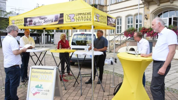 LZ-Redakteur Jost Wolf (von links) im Gespr&auml;ch mit den B&uuml;rgermeisterkandidaten Heinz-Dieter Kr&uuml;ger (SPD), Diana Ammer (Die Linke), Frank Kuhlmann (B&uuml;rgerb&uuml;ndnis HBM), Heinz Blome (parteilos) und R&uuml;diger Krentz (parteilos). - &copy; Raphael Bartling