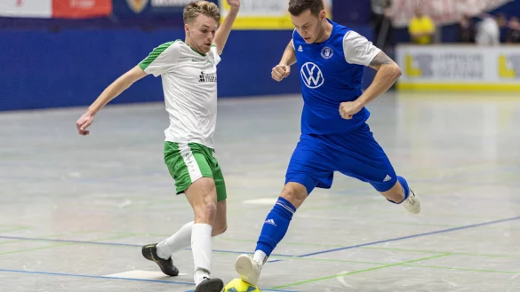 Aufsteiger im Duell: Jannik Rother vom TuS Eichholz-R. (links) beim LZ-Cup im Spiel gegen TuS WE L&uuml;gde. - &copy; Egon Penner