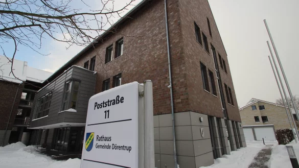 Keine h&ouml;heren Kommunalsteuern und eine Geb&uuml;hrensteigerung nahe der Nullmarke sind zwei wesentliche Punkte der D&ouml;rentruper Finanzen &ndash; im Bild das verschneite Rathaus &ndash; im Jahr 2021. - &copy; Jens Rademacher