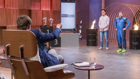 Duc Huy Bui (l.) und Michael Sälzer präsentieren ihr Unternehmen „Racemates“ vor der prominenten „Löwen“-Jury um Carsten Maschmeyer. Beißt einer der Investoren an? - © RTL/Bernd-Michael Maurer