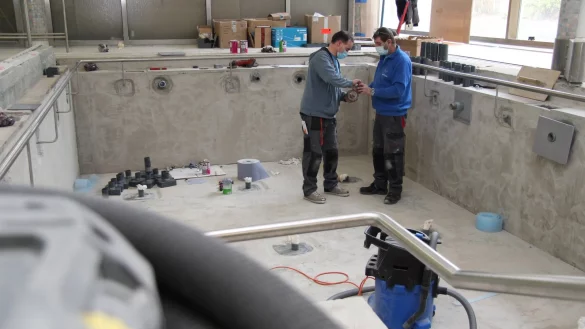 Andreas Kitze (links) und Rainer Jahn von der Firma Aquaprojekt aus Plauen arbeiten derzeit an der Sanierung der Schwimmbecken im Vitalzentrum. - &copy; Nadine Uphoff