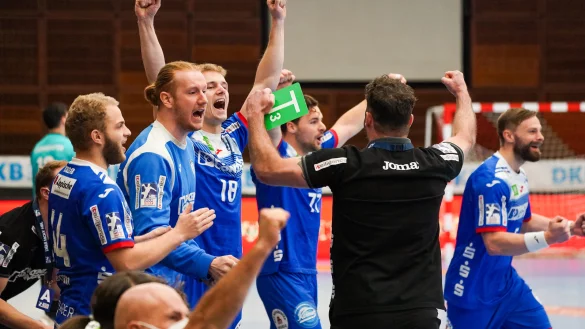 Die Erleichterung ist auf der TBV-Bank zu sp&uuml;ren. Von links: Reimann, Geis, Hangstein, Baijens, Trainer Kehrmann und Kogut. - &copy; Harry Reis