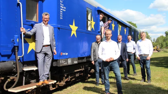 Jens Gnisa (von links), Markus Baier, Borris Ortmeier, Friso Veldink, Jochen Brunsiek und Stefan T&ouml;neb&ouml;n sowie (hinten von links) Jan-Philipp T&ouml;neb&ouml;n und Christian Schulz setzen sich gemeinsam f&uuml;r die Begatalbahn ein.&nbsp; - &copy; Nadine Uphoff