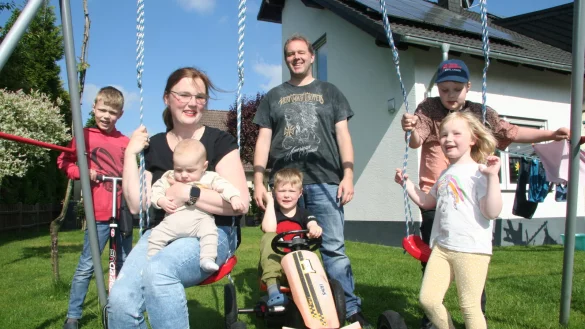 Spielen gern im Garten: (von links) Lennox, Mutter Kathrin mit Eliah, Laurin, Vater André, Mira und Louis. - © Cordula Gröne