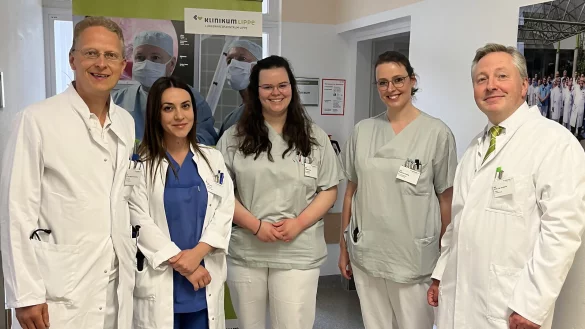 Wider den Klimmstengel: Leitender Oberarzt Dr. Martin Freudenberg; Assistenzärztin Erilda Byku;
Physician Assistant Chantale Franz; Gesundheitsberaterin Katharina Heisig; Chefarzt Dr. Jan Groetzner (von links) unterstützen bei der Tabakentwöhnung. - © Kreis Lippe