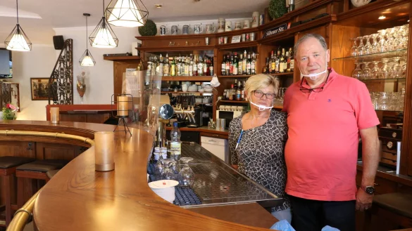 Birgit und Harry Lappenbusch geh&ouml;rt "Die kleine Kneipe". Die geschwungene Theke ist der Hingucker im Raum. - &copy; Alexandra Schaller