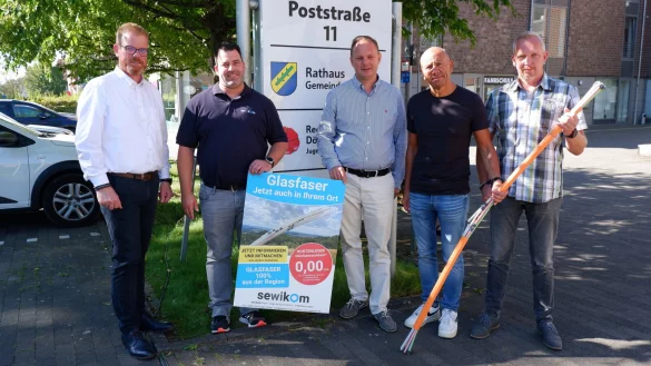 B&uuml;rgermeister Friso Veldink (von links), Sascha Hornig, Kai-Timo Wilke (beide Sewikom), Dirk S&uuml;llwold und Oliver H&uuml;ser (beide Gemeinde D&ouml;rentrup) sind mit dem Fortschritt des Ausbaus zufrieden. - &copy; Lorraine Brinkmann