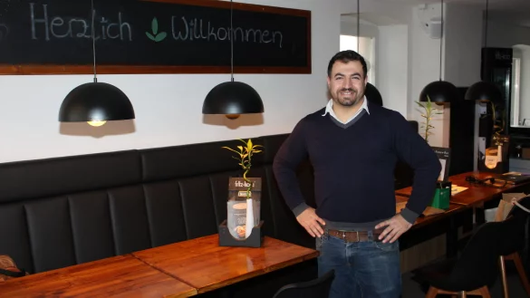 Ali Biskin hat sich mit der Kombination aus Restaurant und Bar einen Traum erf&uuml;llt. - &copy; Sandra Castrup