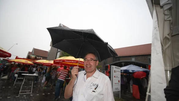 So kennt man ihn: Friedrich Ehlert l&auml;sst sich selbst bei Gro&szlig;veranstaltungen wie den in D&ouml;rentrup 2013 ausgerichteten &bdquo;Lipper Tagen" durch schlechtes Wetter die gute Laune nicht verderben &ndash; und viele B&uuml;rger hat er in seiner Amtszeit sprichw&ouml;rtlich nicht im Regen stehen lassen. - &copy; Wolf Scherzer