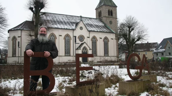 Ein Abschied ist kein Ende: Pastor Michael Stadermann geht Ende Februar in den Ruhestand. Schon jetzt ist sein Terminkalender voll, denn er hat viele Pl&auml;ne f&uuml;r sich und Frau Anette. Hier ist er an seiner dritten Station als Pastor, vor der Kirche in Bega, zu sehen. - &copy; Yannick Sonntag