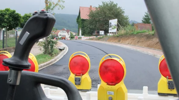 Bauarbeiten Hohenhauser Stra&szlig;e: Frischer Asphalt auf dem St&uuml;ck zwischen Weinkamp und Hohler Stra&szlig;e. - &copy; Axel B&uuml;rger