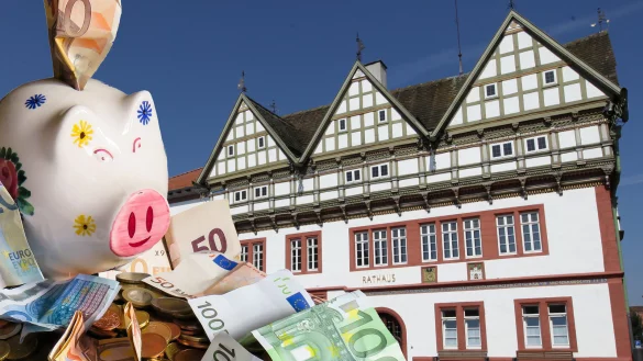 Sparen ist auch im Blomberger Rathaus angesagt. Der Etat hat ein Defizit von 4 Millionen Euro. Auf die wichtigsten Punkte, die dieses Jahr angegangen werden sollen, konnten sich die vier Fraktionen dennoch einigen.&nbsp; - &copy; Fotos: Vera Gerstendorf-Welle;Pixabay / Montage: Meike Groppe