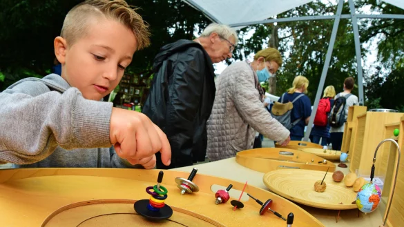 Marlo probiert am Stand von Ulrich B&uuml;ker Kreisel aus. - &copy; Nicole Ellerbrake