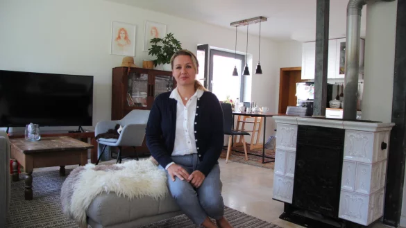 Ewa Hermann im heimischen Wohnzimmer in Bega. Mit viel Eigenleistung hat die 38-J&auml;hrige das Haus f&uuml;r ihre Familie umgebaut und dabei gro&szlig;teils auf die eigenen Planungen gesetzt.&nbsp; - &copy; Katrin Kantelberg