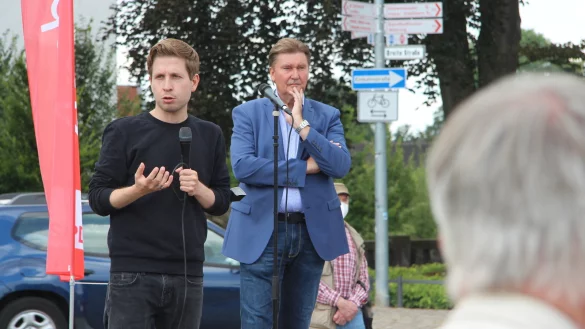 Kevin K&uuml;hnert (links) mit J&uuml;rgen Berghahn beim Wahlkampfauftritt am Langenbr&uuml;cker Tor in Lemgo. - &copy; Jens Rademacher