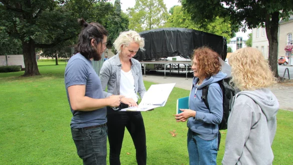 Colya Goh, Corinna Rox, Sabine Kuhfu&szlig; und Marie Anlauf vom Kultur-Team der Stadt Detmold (von links) besprechen die Pl&auml;ne f&uuml;r das Veranstaltungsgel&auml;nde auf dem Schlo&szlig;platz. Die Mitglieder des Teams werden regelm&auml;&szlig;ig getestet. - &copy; Jana Beckmann(LZ)