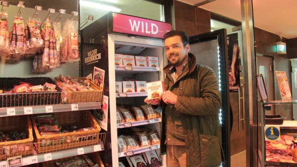 Falk Trompeter präsentiert in einem großen Supermarkt in Blomberg Produkte des „Wilden Heinrich“. Er hat das Unternehmen im Jahr 2015 mit gegründet. - © Karolina Schmidt