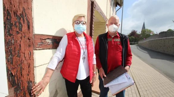 Anne und Hermann Schr&ouml;der haben Sch&auml;den an der Fassade ihres Hauses, die nach ihren Worten durch die Bauarbeiten an der Hohenhauser Stra&szlig;e entstanden. - &copy; Jens Rademacher